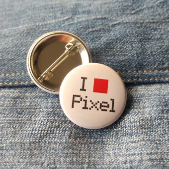 Ansteckbutton I love Pixel auf Jeans mit Rückseite